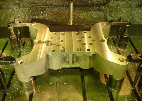 プレス機向け軽量化スライド｜大型精密製缶/切削 スピード加工センター