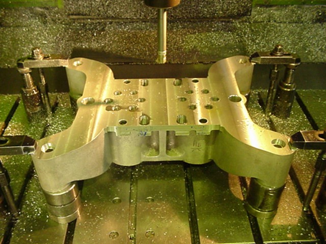 プレス機向け軽量化スライド｜大型精密製缶/切削 スピード加工センター