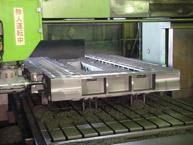液晶装置向け鋳物ベッド｜大型精密製缶/切削 スピード加工センター